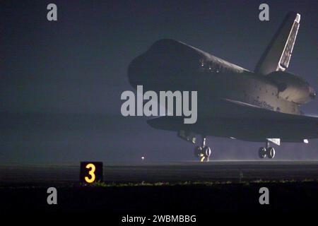 Discovery a atterri sur la piste 15 au Kennedy Space Center à 2 h 33 est, terminant le STS-102, le huitième vol de l'ISS, retournant l'expédition One et le module logistique polyvalent Leonardo après une mission de 12 jours couvrant 5,3 millions de miles ; c'était le 54e atterrissage au KSC, le 12e de nuit. Banque D'Images