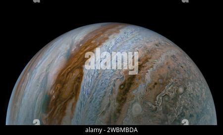 Le vaisseau spatial Juno de la NASA a capturé cette vue de Jupiter lors du 54e survol rapproché de la planète géante de la mission le 7 septembre 2023. Les zones colorées et les ceintures dans l'atmosphère de Jupiter s'étendent du sommet des nuages jusqu'à environ 1 860 miles (3 000 kilomètres). La citoyenne scientifique Tanya Oleksuik a réalisé cette image en utilisant les données brutes de l'instrument JunoCam, en traitant les données pour améliorer les détails dans les caractéristiques et les couleurs du nuage. Au moment où l'image brute a été prise, la sonde Juno se trouvait à environ 52 400 miles (environ 84 400 kilomètres) au-dessus du sommet des nuages de Jupiter. Banque D'Images