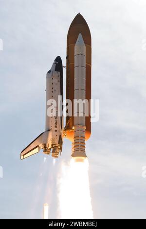 La navette spatiale Endeavour a été lancée le 15 juillet 2009 depuis le Kennedy Space Center avec sept membres d'équipage du STS-127 pour livrer les modules de laboratoire Kibo japonais à la Station spatiale internationale, tandis que Tim Kopra a rejoint l'expédition 20 en tant qu'ingénieur de vol. Banque D'Images