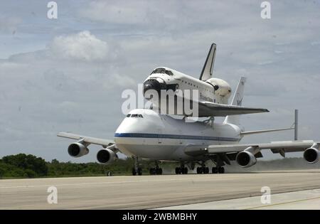 L’orbiteur Endeavour est retourné à l’installation d’atterrissage de navette du Kennedy Space Center à bord de l’avion porte-navette de la NASA après un vol de deux jours en ferry depuis la base aérienne d’Edwards, complétant la mission STS-100 de 12 jours vers l’ISS, et a été transféré à l’installation de traitement de l’orbiteur pour la préparation du STS-108. Banque D'Images