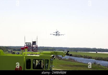 L’orbiteur Atlantis arrive à l’installation d’atterrissage de navette du Kennedy Space Center sur un avion porte-navette après STS-98. L'orbiteur sera préparé pour le STS-104, le 10e vol de construction vers la Station spatiale internationale, prévu pour le 8 juin. Banque D'Images