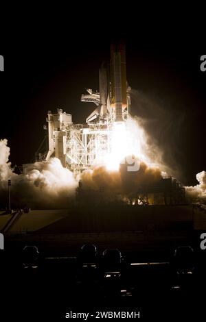 CAP CANAVERAL, Floride. - La navette spatiale Discovery vole au large de la plate-forme de lancement 39a au Kennedy Space Center de la NASA en Floride, ses deux propulseurs de fusée solide et trois moteurs principaux générant près de sept millions de livres de poussée. Le décollage de la mission STS-131 était à l'heure à 6:21 h HAE le 5 avril. L'équipage de sept membres livrera le module logistique polyvalent Leonardo, rempli de fournitures, un nouveau dortoir d'équipage et des casiers scientifiques qui seront transférés dans les laboratoires de la Station spatiale internationale. L’équipage va également commuter un gyroscope sur la ferme de la station, installer un amm de rechange Banque D'Images