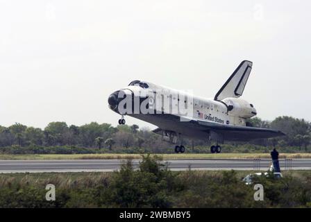 STS119-S-057 (28 mars 2009) --- la navette spatiale Discovery approche de l'atterrissage sur la piste 15 de l'installation d'atterrissage de la navette au Kennedy Space Center de la NASA, concluant le voyage de 13 jours et de 5,3 millions de kilomètres de la mission STS-119 vers la Station spatiale internationale. À bord se trouvent Lee Archambault, astronautes de la NASA, commandant ; Tony Antonelli, pilote ; Steve Swanson, Richard Arnold, Joseph Acaba, John Phillips et Sandra Magnus, tous spécialistes de mission. Le train d'atterrissage principal a atterri à 3 h 13:17 (HAE) le 28 mars 2009. Le train avant a atterri à 3:13:40 et les roues s'arrêtaient à 3:14:45 dur Banque D'Images