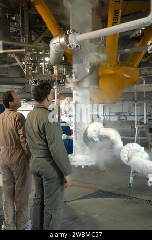 Les membres de l'équipe vérifient la progression d'un essai de choc à froid à l'azote liquide sur le banc d'essai A-1 au Stennis Space Center le 15 septembre. L'essai de choc à froid est utilisé pour confirmer que le système de support du banc d'essai peut résister aux conditions d'essai, lorsque le propergol de moteur de fusée super-froid est canalisé. Le banc d'essai A-1 se prépare à effectuer des tests sur le composant powerpack du moteur-fusée J-2X, à partir du début de 2012. Banque D'Images