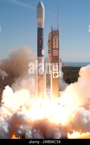 CENTRE SPATIAL KENNEDY, FLA. - Les moteurs d'un lanceur consommable Boeing Delta II s'allument pour faire exploser le vaisseau spatial Swift de la NASA sur son chemin au complexe 17a, Cape Canaveral Air Force Station, le 20 novembre à 12 16 00,611 h HNE. SWIFT est le premier observatoire multi-longueurs d'onde de son genre dédié à l'étude de la science des rafales de rayons gamma. Ses trois instruments travailleront ensemble pour observer les GRB et les rémanences dans les bandes gamma, X, ultraviolet et optique. Banque D'Images