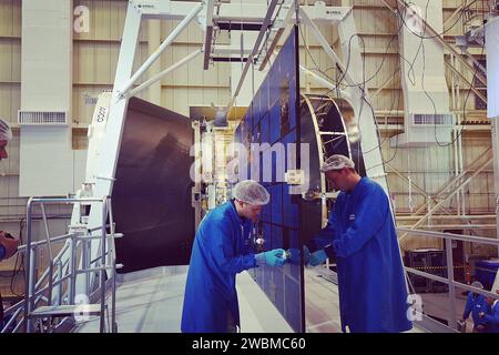 À la station Plum Brook de la NASA Glenn à Sandusky, Ohio, une des ailes du panneau solaire d'Orion fixée à une maquette de module de service a été déployée le 29 février 2016 pour vérifier le bon déploiement. Banque D'Images
