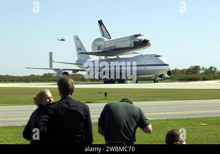 CENTRE SPATIAL KENNEDY, FLA. -- les médias (premier plan) capturent l'orbiteur Columbia au sommet d'un avion porteur de navette alors qu'il descend la piste en taxi. Un hélicoptère plane en arrière-plan. Le SCA et sa cargaison ont atterri sur la piste de glissement de la station aérienne de Cape Canaveral. Le vol en ferry a commencé en Californie le 1 mars. Des conditions météorologiques défavorables l'ont maintenu au sol à Dyess AFB, au Texas, jusqu'à ce qu'il puisse retourner en Floride. Columbia revient d'un processus de modification et de remise à neuf de 17 mois dans le cadre d'un plan d'entretien de routine. L’orbiteur volera ensuite sur la mission STS-107, prévue le 25 octobre Banque D'Images