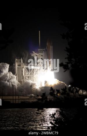 CAP CANAVERAL, Floride. - Le décollage de la navette spatiale Endeavour se reflète dans l'eau calme près du Launch Pad 39a au Kennedy Space Center de la NASA en Floride. Le lancement de la mission STS-130 à la Station spatiale internationale a eu lieu à 4:14 h HNE. Il s'agissait de la deuxième tentative de lancement de l'équipage STS-130 de la navette spatiale Endeavour et du dernier lancement nocturne prévu de la navette spatiale. La première tentative, le 7 février, a été nettoyée en raison de conditions météorologiques défavorables. La charge utile principale de la mission STS-130 à destination de la Station spatiale internationale est le nœud Tranquility, un module pressurisé qui fournira une pièce supplémentaire fo Banque D'Images