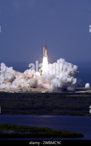 CENTRE SPATIAL KENNEDY, FLA. -- des accumulations de fumée et de vapeur roulent sur le Launch Pad 39B alors que la navette spatiale Atlantis rugit dans le ciel sur la mission STS-110. Le décollage a eu lieu à 4 44 19 h HAE (20 41 19 h GMT). STS-110 est le 13e vol d'assemblage à destination de la Station spatiale internationale, transportant la structure en treillis intégrée S0 et le transporteur mobile Banque D'Images