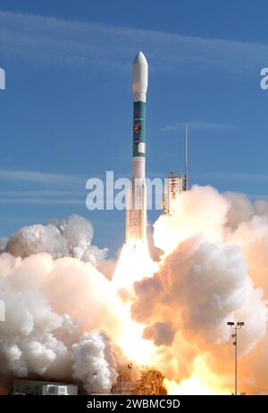 CENTRE SPATIAL KENNEDY, FLA. - Des nuages d'échappement se forment autour d'un lanceur consommable Boeing Delta II alors qu'il fait exploser le vaisseau spatial Swift de la NASA lors de sa mission au complexe 17a, Cape Canaveral Air Force Station, le 20 novembre à 12 16 00,611 h HNE. SWIFT est le premier observatoire multi-longueurs d'onde de son genre dédié à l'étude de la science des rafales de rayons gamma. Ses trois instruments travailleront ensemble pour observer les GRB et les rémanences dans les bandes gamma, X, ultraviolet et optique. Banque D'Images