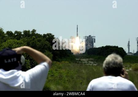 Le vaisseau spatial Genesis de la NASA est lancé à bord d’une fusée Boeing Delta II depuis le Launch Complex 17-A, Cap Canaveral, à 12 h 13 h 40 HAE. Genesis collectera 10-20 microgrammes de particules de vent solaire pour l’étude scientifique de la composition du Soleil et de la formation du système solaire. Banque D'Images