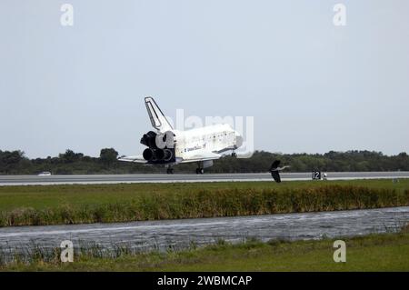 STS119-S-046 (28 mars 2009) --- la navette spatiale Discovery touche la piste 15 de l'installation d'atterrissage de la navette au Kennedy Space Center de la NASA, concluant le voyage de 13 jours et de 5,3 millions de kilomètres de la mission STS-119 vers la Station spatiale internationale. À bord se trouvent Lee Archambault, astronautes de la NASA, commandant ; Tony Antonelli, pilote ; Steve Swanson, Richard Arnold, Joseph Acaba, John Phillips et Sandra Magnus, tous spécialistes de mission. Le train d'atterrissage principal a atterri à 3 h 13:17 (HAE) le 28 mars 2009. Le train avant a touché le sol à 3 h 13:40 et les roues s'arrêtaient à 3 h 14:45 pendant le Th Banque D'Images