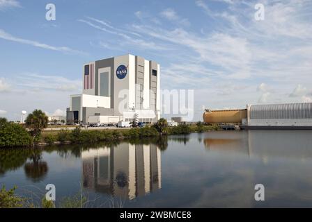 CAP CANAVERAL, Floride. -- vu de l'autre côté du bassin de virage dans la zone Launch Complex 39 au Kennedy Space Center de la NASA en Floride, External Tank-138 est déchargé de la barge Pegasus près du bâtiment d'assemblage de véhicules. Le réservoir de carburant externe est arrivé en Floride le 13 juillet, depuis l'installation d'assemblage Michoud de la NASA près de la Nouvelle-Orléans. L'ET-138, le dernier char nouvellement fabriqué, a été initialement désigné pour voler sur la mission STS-134 d'Endeavour vers la Station spatiale internationale, mais plus tard réaffecté pour voler sur la dernière mission de la navette spatiale Atlantis, STS-135. Banque D'Images