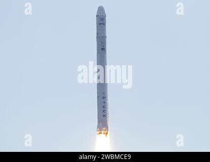 Une fusée SpaceX Falcon 9 a été lancée depuis Cape Canaveral et transportait une capsule Dragon lors de sa troisième mission de ravitaillement de la Station spatiale internationale sous contrat avec la NASA. Banque D'Images
