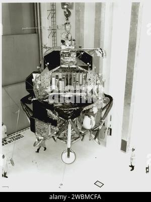Le module lunaire pour Apollo 11 se déplace de la fixation du train d'atterrissage et s'accouple à l'adaptateur du module lunaire du vaisseau spatial. Banque D'Images
