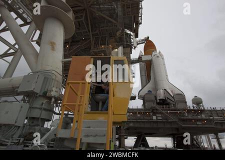 CAP CANAVERAL, Floride. -- Un travailleur dans la cabine de contrôle sur Launch Pad 39a au Kennedy Space Center de la NASA en Floride surveille la progression de la structure de service rotatif (RSS) comme il est retourné en arrière révélant la navette spatiale Atlantis. La structure offre une protection contre les intempéries et un accès à la navette pendant qu'elle attend le décollage sur le pad. RSS 'rollback' marque une étape majeure dans le compte à rebours de la mission STS-135 d'Atlantis. Atlantis et son équipage de quatre personnes, le commandant Chris Ferguson, le pilote Doug Hurley et les spécialistes de mission Sandy Magnus et Rex Walheim, décolleront à 11:26 h HAE en juillet Banque D'Images