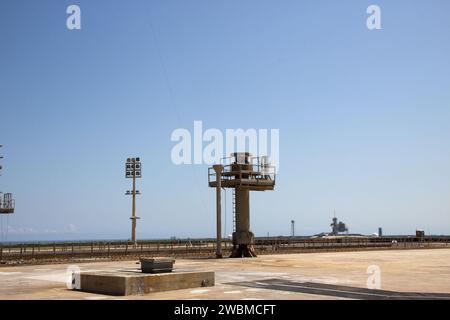 CAP CANAVERAL, Floride. – La déconstruction du Launch Pad 39B au Kennedy Space Center de la NASA en Floride est terminée. Un piédestal reste debout au niveau de la plate-forme d'où l'on peut voir une vue éloignée de la plate-forme de lancement 39A. En 2009, la structure du PAD n'était plus nécessaire pour le programme de navette spatiale de la NASA, elle est donc en cours de restructuration pour une utilisation future. Le nouveau design comportera un « pad propre » pour les fusées à venir avec leur propre lanceur, ce qui le rendra plus polyvalent pour un certain nombre de véhicules. Banque D'Images