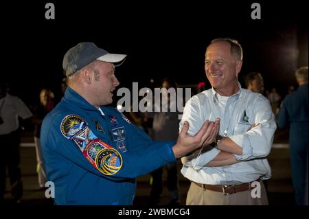 CAP CANAVERAL, Floride. -- Mike Fincke, spécialiste de mission STS-134, à gauche, discute avec Pete Nickolenko, directeur adjoint du lancement de STS-134, après le retour réussi de la navette spatiale Endeavour au Kennedy Space Center de la NASA en Floride. Le retour final d'Endeavour de l'espace a complété la mission STS-134 de 16 jours et de 6,5 millions de milles. Le toucher du train principal sur la piste 15 de l'installation d'atterrissage de la navette a eu lieu à 2 h 34:51 HAE, suivi du toucher du train avant à 2 h 35:04 et de l'arrêt de roue à 2 h 35:36. STS-134 a livré le spectromètre magnétique Alpha-2 (AMS) et le transporteur logistique Express-3 (ELC-3) à Banque D'Images