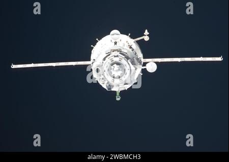 L'équipage de l'expédition 27 à bord du Soyouz TMA-20 a quitté l'ISS le 23 mai 2011, se détachant du module Rassvet et atterrissant en toute sécurité au Kazakhstan. Banque D'Images