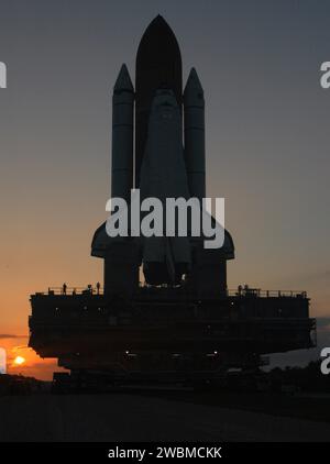 Discovery est roulé le long de la chenille de la baie haute 3 à la rampe de lancement 39B au sommet d'une plate-forme de lanceur mobile sur le Crawler-transporter, marquant son deuxième déploiement avant d'être accouplé à un réservoir externe amélioré pour la prochaine mission STS-114, au cours de laquelle l'équipage testera les systèmes de sécurité et livrera la cargaison à l'ISS. Banque D'Images