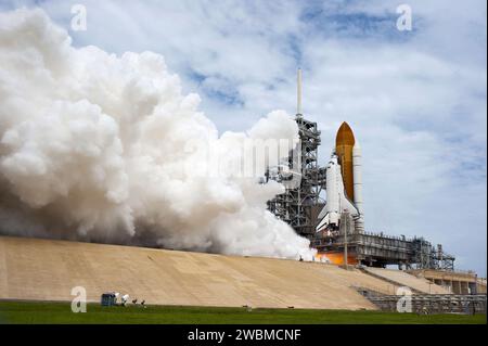 CAP CANAVERAL, Floride. -- au Kennedy Space Center de la NASA en Floride, les moteurs principaux de la navette spatiale Atlantis et les boosters de fusée à solide s'allument sur le Launch Pad 39a produisant des volutes de vapeur et de fumée alors qu'il décolle sur sa mission STS-135 vers la Station spatiale internationale. Atlantis avec son équipage de quatre personnes, le commandant Chris Ferguson, le pilote Doug Hurley, les spécialistes de mission Sandy Magnus et Rex Walheim, ont décollé à 11:29 h HAE le 8 juillet 2011 pour livrer le module logistique polyvalent Raffaello rempli de fournitures et de pièces de rechange pour la station. Atlantis pilotera également le Robotic ravitaillement Missi Banque D'Images