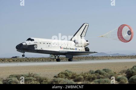 STS125-S-065 (24 mai 2009) --- navette spatiale Atlantis ? La chute de traînée est déployée alors que le vaisseau spatial roule vers l'arrêt des roues sur la piste 22 de la base aérienne Edwards en Californie, mettant fin à la mission STS-125 de réparation et de mise à niveau du télescope spatial Hubble de la NASA. À bord se trouvent les astronautes Scott Altman, commandant ; Gregory C. Johnson, pilote ; Michael Good, Megan McArthur, John Grunsfeld, Mike Massimino et Andrew Feustel, tous spécialistes de mission. Le train d'atterrissage principal a atterri à 8 h 39:05 (HAP) le 24 mai 2009. Le toucher des roues était à 8 h 39:15 du matin, l'arrêt de roue était à 8 h 40:15 du matin, amenant le missi Banque D'Images