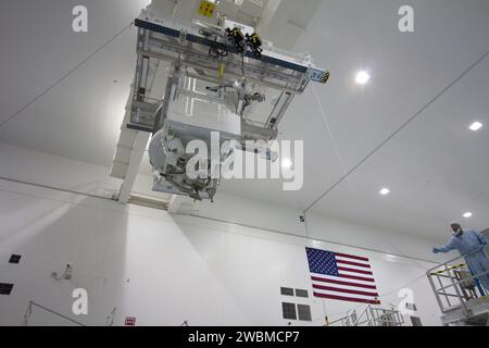 CAP CANAVERAL, Floride. -- dans le Space Station Processing Facility du Kennedy Space Center de la NASA en Floride, le spectromètre magnétique Alpha-2 (AMS) se déplace de son poste de travail principal au poste de poids et de centre de gravité où les mesures finales seront prises avant le lancement. Ensuite, l'AMS sera déplacé dans un réservoir de charge utile. Le canister protégera la charge utile dans l’espace lors de son voyage vers la plateforme de lancement 39a, où il sera installé plus tard dans la baie de charge utile de la navette spatiale Endeavour. AMS est un détecteur de physique des particules, conçu pour fonctionner comme une expérience externe sur l'International Space St Banque D'Images