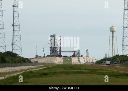 Cap Canaveral, Floride. -- les ouvriers utilisant une grande grue démontent les sections finales de la structure de service rotative sur la plate-forme de lancement 39B au Kennedy Space Center de la NASA en Floride. En 2009, le PAD n'était plus nécessaire pour le programme de navette, il est donc en cours de restructuration pour une utilisation future. Son nouveau design comportera un « pad propre » pour les fusées à venir avec leur propre lanceur, ce qui le rendra plus polyvalent pour un certain nombre de véhicules. Le nouveau système de protection contre la foudre, qui était en place pour le lancement d'Ares I-X en octobre 2009, sera conservé. Banque D'Images