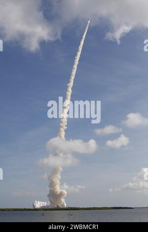 CAP CANAVERAL, Floride. - Avec plus de 12 fois la poussée produite par un avion à réaction Boeing 747, la fusée d'essai Ares I-X du programme Constellation rugit au large du Launch Complex 39B au Kennedy Space Center de la NASA en Floride. La fusée produit 2,96 millions de livres de poussée au décollage et devient supersonique en 39 secondes. Le décollage de l'essai en vol de 6 minutes a eu lieu à 11:30 h HAE le 28 octobre. Il s'agissait du premier lancement depuis les plates-formes Kennedy d'un véhicule autre que la navette spatiale depuis le retrait des fusées Saturn du programme Apollo. Les pièces utilisées pour fabriquer le booster Ares I-X ont volé sur 30 navettes différentes Banque D'Images