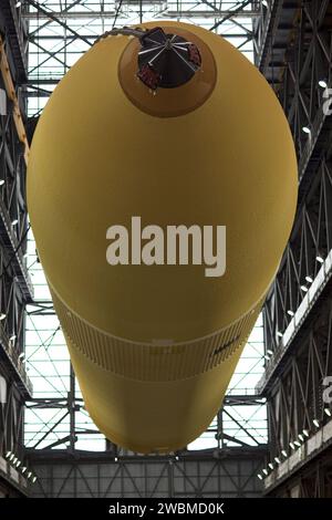 CAP CANAVERAL, Floride. -- Une vue rapprochée de l'External Tank-138 étant soulevé au-dessus de l'allée de transfert dans le bâtiment d'assemblage de véhicules au Kennedy Space Center de la NASA en Floride. Le réservoir de carburant externe est déplacé dans une cellule d'essai où il sera vérifié avant le lancement. L'ET-138, le dernier char nouvellement fabriqué, a été initialement désigné pour voler sur la mission STS-134 d'Endeavour vers la Station spatiale internationale, mais plus tard réaffecté pour voler sur la dernière mission de la navette spatiale Atlantis, STS-135. Banque D'Images