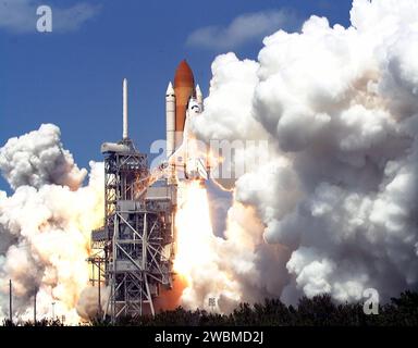 CENTRE SPATIAL KENNEDY, FLA. -- des vagues de vapeur presque obscurcissent la navette spatiale Endeavour alors qu'elle rugit au large du Launch Pad 39a sur la mission STS-100. Le décollage du neuvième vol à destination de la Station spatiale internationale a eu lieu à 2 40 42 h HAE. La mission de 11 jours livrera et intégrera l'ensemble de déploiement Pallet Launch de Spacelab Logistics, qui comprend le système de télémanipulation de la station spatiale et l'antenne UHF. La mission comprend deux sorties dans l'espace prévues pour l'installation du SSRMS sur la Station. Le module logistique polyvalent Raffaello est également à bord, transportant des racks de rangement de réapprovisionnement an Banque D'Images