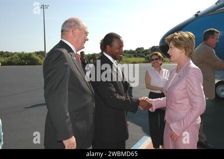 CENTRE SPATIAL KENNEDY, FLA. - Après son arrivée au Skid Strip sur la station aérienne de Cape Canaveral, la première dame Laura Bush est accueillie par Jim Hattaway (à gauche), directeur associé au Centre spatial Kennedy de la NASA, et Woodrow Whitlow Jr., directeur adjoint au KSC. Mme Bush assiste au lancement historique de la navette spatiale Discovery on Return to Flight mission STS-114, dont le décollage est prévu à 10 39 h HAE de la plateforme de lancement 39B avec un équipage de sept personnes. Mme Bush n'est que la troisième première dame à assister au lancement d'une navette spatiale au KSC. Lors de cette mission à la Station spatiale internationale, l'équipage se produira Banque D'Images