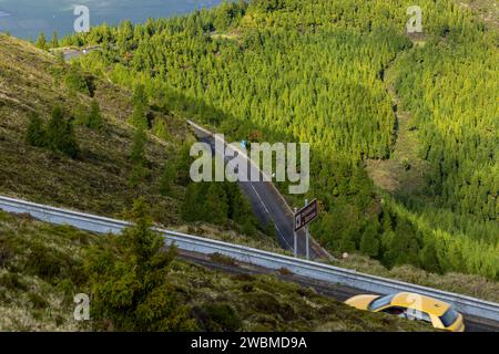 Vue aérienne de la route depuis le sommet de la montagne de Lagoa do Fogo dans le Miradouro da Barrosa 'point de vue de Barrosa'. Île Sao Miguel aux Açores Banque D'Images