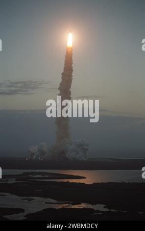 La navette spatiale Endeavour a été lancée sur STS-108 depuis le Kennedy Space Center à 17 h 19 HNE, apparaissant au-dessus d'une colonne de fumée. Endeavour doit accoster avec la Station spatiale internationale le 7 décembre. STS-108 était la dernière mission de navette de 2001, le 107e vol de navette au total et le 12e vol vers l'ISS. L’atterrissage à l’installation d’atterrissage de la navette de KSC est prévu pour le 16 décembre à 13 h 05 HNE. Banque D'Images