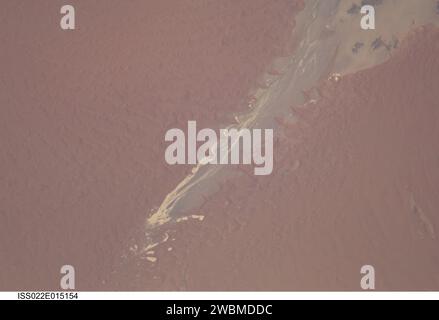 ISS022-E-015154 (24 déc. 2009) --- la rivière Tsauchab et le lit du lac Sossus Vlei, en Namibie, sont représentés sur cette image photographiée par un membre d'équipage de l'expédition 22 à bord de la Station spatiale internationale. Prise la veille de Noël 2009, cette image montre les 45 kilomètres inférieurs de la rivière Tsauchab, un monument célèbre pour les Namibiens, les touristes et les astronautes en orbite. Le lit de la rivière Tsauchab est vu en saillie dans la mer de dunes rouges près de la côte hyper aride de Namibie, où il se termine par une série de boues limoneuses aux tons clairs du fond sec du lac, connu localement sous le nom de Sossus Vlei (petit lac). En raison de la présente ar Banque D'Images