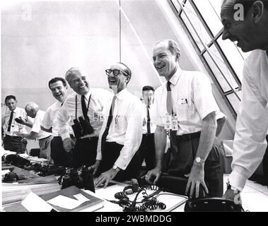 CENTRE SPATIAL KENNEDY, FLA. - Les responsables de la mission Apollo 11 se détendent dans le Launch Control Center après le décollage réussi d'Apollo aujourd'hui. De gauche à droite, Charles W. Mathews, administrateur adjoint associé pour le vol spatial habité ; le Dr Wernher von Braun, directeur du Marshall Space Flight Center ; le Dr George E. Mueller, administrateur associé pour le vol spatial habité ; et le lieutenant général Samuel C. Phillips, directeur du programme Apollo. Banque D'Images