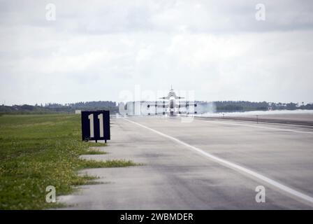Le Boeing 747 a transporté la navette Discovery au Kennedy Space Center, atterrissant sur la piste 33 à 12 h 05 HAE le 20 septembre 2009. La navette a effectué un vol de retour de deux jours depuis la base aérienne Edwards après la mission STS-128 de 13 jours vers l'ISS, livrant plus de 7 tonnes de fournitures, d'équipements scientifiques et de matériel environnemental à six membres d'équipage. Banque D'Images