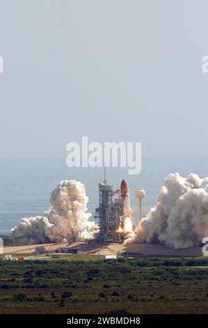 CENTRE SPATIAL KENNEDY, FLA. - Ressemblant à des tas de mousse ou de coton jetés, des volutes de fumée et de vapeur entourent la plate-forme de lancement 39B alors que la navette spatiale Discovery rugit vers l'espace. Le décollage a eu lieu à 10 39 h HAE lors de la mission historique de retour en vol STS-114. C'est le 114e vol de la navette spatiale et le 31e pour Discovery. La mission de 12 jours devrait se terminer par un toucher des roues à l'installation d'atterrissage de la navette le 7 août. Au cours de cette mission à destination de la Station spatiale internationale, l'équipage effectuera pour la première fois des inspections en orbite de tous les panneaux carbone-carbone renforcé (RCC) sur le conducteur Banque D'Images