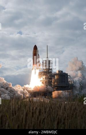 Cap Canaveral, Floride. -- sur le Launch Pad 39a du Kennedy Space Center de la NASA en Floride, la navette spatiale Endeavour s'élève au-dessus de la structure de service fixe alors qu'elle se dirige vers l'espace. Endeavour a commencé son dernier vol, la mission STS-134 vers la Station spatiale internationale, à 8:56 h HAE le 16 mai. Endeavour et son équipage de six membres livreront à la station spatiale le spectromètre magnétique Alpha-2 (AMS), le transporteur logistique Express-3, un réservoir de gaz haute pression et des pièces de rechange supplémentaires pour le robot auxiliaire Dextre. Banque D'Images