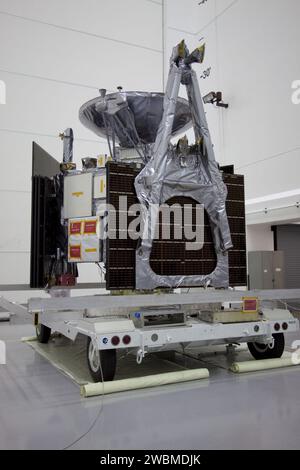 CAP CANAVERAL, Floride. -- à l'installation de traitement des dangers d'Astrotech à Titusville, en Floride, les techniciens prépareront le vaisseau spatial Juno de la NASA pour son déplacement vers un stand de ravitaillement où le vaisseau spatial sera chargé avec le propergol nécessaire pour les manœuvres orbitales et le système de contrôle d'attitude. Juno devrait lancer à bord d'une fusée Atlas V United Launch Alliance depuis Cape Canaveral, Floride, le 5 août. Le vaisseau spatial solaire orbitera autour des pôles de Jupiter 33 fois pour en savoir plus sur les origines, la structure, l'atmosphère et la magnétosphère de la géante gazeuse et étudier l'existence d'un pl solide Banque D'Images