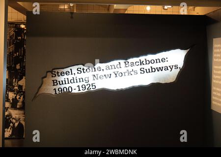 Un mur blanc avec une section de papier déchirée comportant les mots Steelstone en police noire Banque D'Images