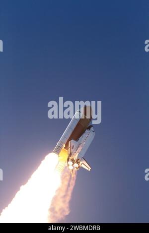 CAP CANAVERAL, Floride. -- la navette spatiale Discovery se dirige vers l'espace après avoir décollé du Launch Pad 39a du Kennedy Space Center de la NASA en Floride pour commencer son dernier vol vers la Station spatiale internationale dans le cadre de la mission STS-133. Le lancement a eu lieu à 4:53 h HNE. L'équipage de six membres livrera le module polyvalent permanent, rempli de fournitures et de pièces de rechange essentielles, ainsi que Robonaut 2, l'assistant astronaute humanoïde habile, à l'avant-poste orbital. Discovery effectue sa 39e et dernière mission et devrait être retiré après la mission STS-133. C'est la 133e navette spatiale Progra Banque D'Images