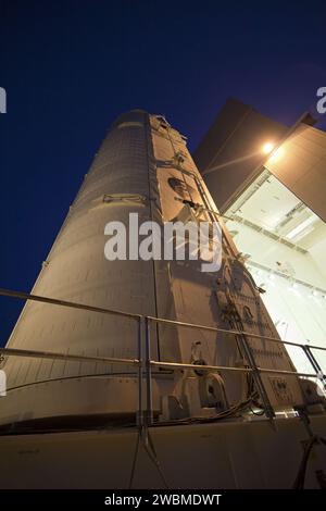 CAP CANAVERAL, Floride. -- le conteneur qui transporte le module logistique polyvalent Raffaello (MPLM), fixé sur son véhicule de transport, commence son voyage de l'installation de rotation de canister à la plate-forme de lancement 39a du Kennedy Space Center de la NASA en Floride. Une fois sur place, le réservoir est soulevé vers la salle de changement de charge utile. Le mécanisme de manutention au sol de la charge utile sera alors utilisé pour transférer Raffaello hors du bidon dans la baie de charge utile de la navette spatiale Atlantis. Ensuite, la structure de service rotative qui protège la navette des éléments et fournit l'accès sera retournée dans pla Banque D'Images