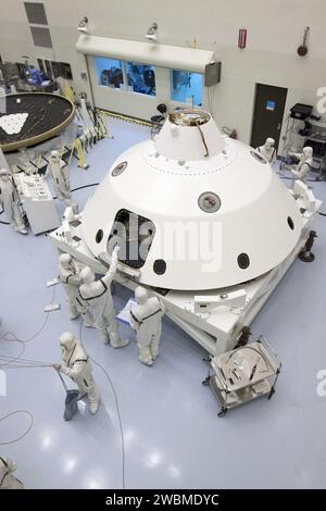 Les techniciens du centre d'entretien des charges utiles dangereuses du Kennedy Space Center préparent l'aérocoque et la phase de croisière du mars Science Laboratory de la NASA. L'étape de croisière fournit de l'énergie solaire, des propulseurs et des échangeurs de chaleur pour le rover Curiosity, qui transporte 10 instruments scientifiques pour analyser la géologie de mars et rechercher des preuves d'environnements favorables à la vie microbienne. Le rover utilise un laser pour examiner les roches et recueillir des échantillons de gaz pour l'analyse spectrométrique. MSL doit être lancé sur une fusée Atlas V de United Launch Alliance depuis le Space Launch Complex 41. Banque D'Images
