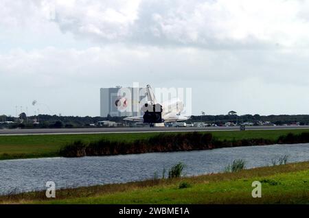 CENTRE SPATIAL KENNEDY, FLA. -- la chute de traînée d'Endeavour est déployée lorsque l'orbiteur touche la piste 15 à l'installation d'atterrissage de la navette KSC, complétant la mission STS-108. Après un temps écoulé de mission de 11 jours, 19 heures et 35 minutes, l'atterrissage est le 57e au KSC dans l'histoire du programme. Le toucher des roues principal a eu lieu à 12 55 10 h HNE (17 55 10 h GMT), le toucher des roues avant à 12 55 23 h (17 55 23 h GMT), l'arrêt des roues à 12 56 13 h (17 56 13 h GMT). STS-108 était la 12e mission de la Station spatiale internationale. Cette mission était le 107e vol du programme Shuttle et le 17e vol fl Banque D'Images