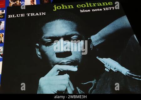 Viersen, Allemagne - mai 9. 2023 : gros plan de la pochette de l'album vinyle John Coltrane Blue train de 1957 Banque D'Images