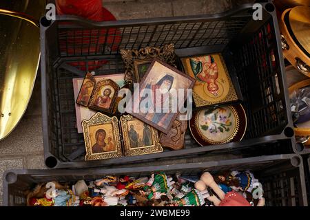 icônes orthodoxes grecques en vente au marché aux puces monastiraki , athènes grèce Banque D'Images