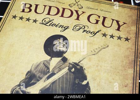 Viersen, Allemagne - mai 9. 2023 : gros plan du chanteur de blues Buddy Guy vinyle grammy récompensé par la couverture de l'album Living Proof de 2010 Banque D'Images