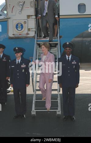 CENTRE SPATIAL KENNEDY, FLA. - Arrivée à la Skid Strip sur Cape Canaveral Air Force Station est la première dame Laura Bush, qui assiste au lancement historique de la navette spatiale Discovery lors de la mission de retour en vol STS-114, dont le décollage est prévu à 10 39 h HAE de la plateforme de lancement 39B avec un équipage de sept personnes. Mme Bush n'est que la troisième première dame à assister au lancement d'une navette spatiale au KSC. Lors de cette mission à destination de la Station spatiale internationale, l'équipage effectuera pour la première fois des inspections en orbite de tous les panneaux de carbone-carbone renforcé (RCC) sur le bord d'attaque des ailes et du Thermal Prot Banque D'Images