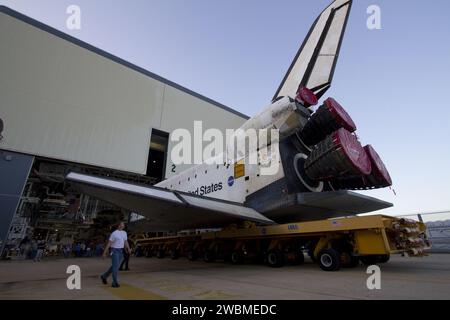 CAP CANAVERAL, Floride. -- au Kennedy Space Center de la NASA en Floride, les travailleurs accompagnent la navette spatiale Endeavour alors qu'elle est retirée de l'Orbiter Processing Facility-2 pour son déplacement, «ou rollover», vers le bâtiment d'assemblage de véhicules. Endeavour et son équipage STS-134 livreront à la Station spatiale internationale le transporteur logistique Express-3, le spectromètre magnétique Alpha, des pièces détachées, un réservoir de gaz haute pression, des pièces détachées supplémentaires pour les boucliers Dextre et les boucliers contre les débris micrométéoroïdes. Le lancement est prévu pour avril 19 à 7:48 h HAE. Banque D'Images